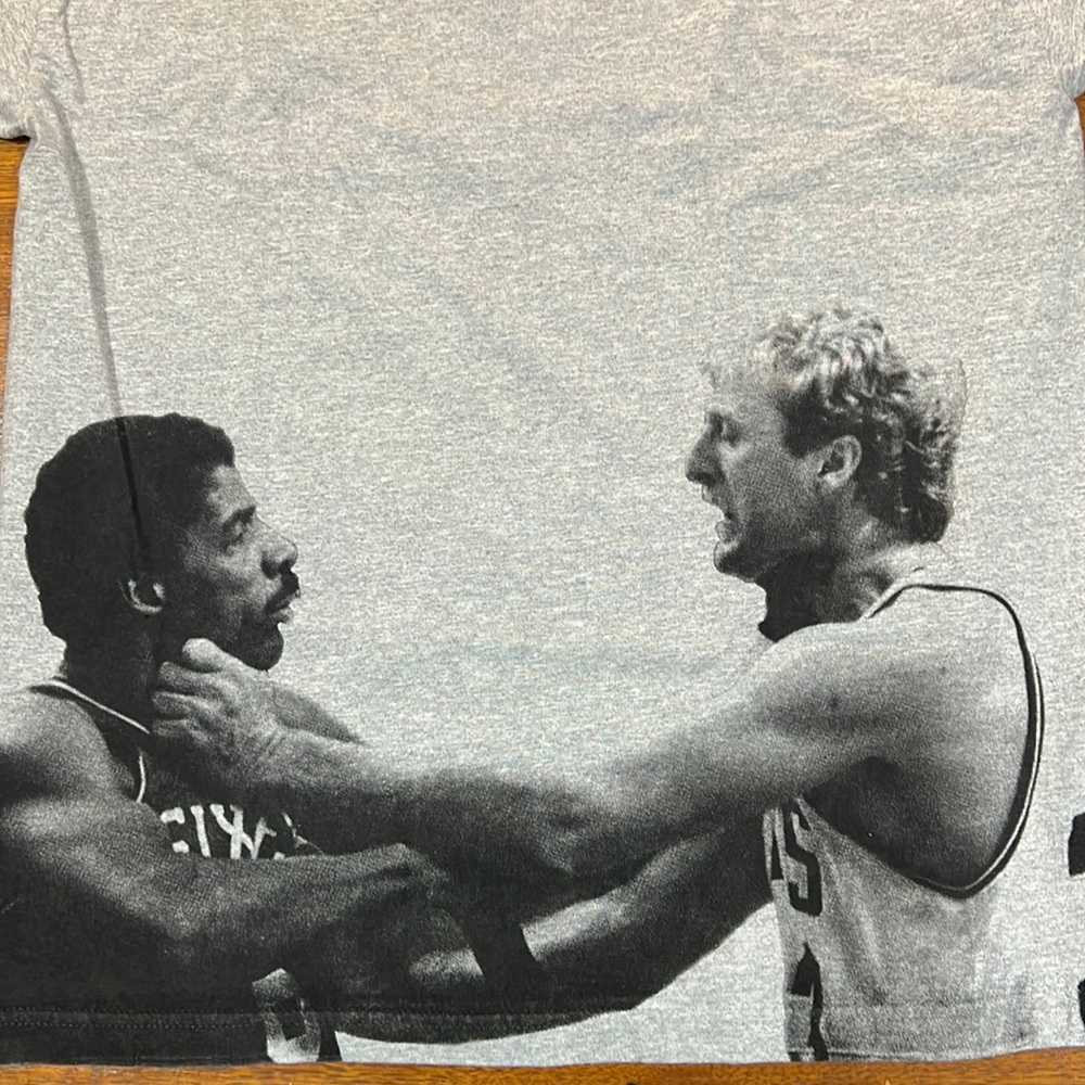 Mens large Larry Bird Dr J infamous brawl tshirt